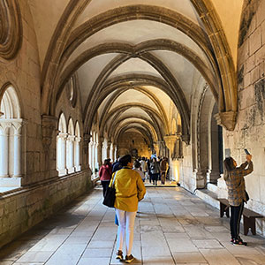 Nazaré-o-Guia-Turístico-Oficial-da-Vila,-Mosteiros-de-Alcobaça-e-Batalha-Visita-Guiada-Privada